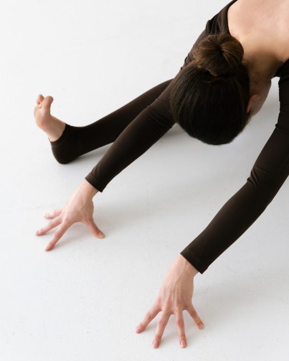 Yoga Basics: <br> Fortalece tu base. <br> Profundiza tu práctica.
