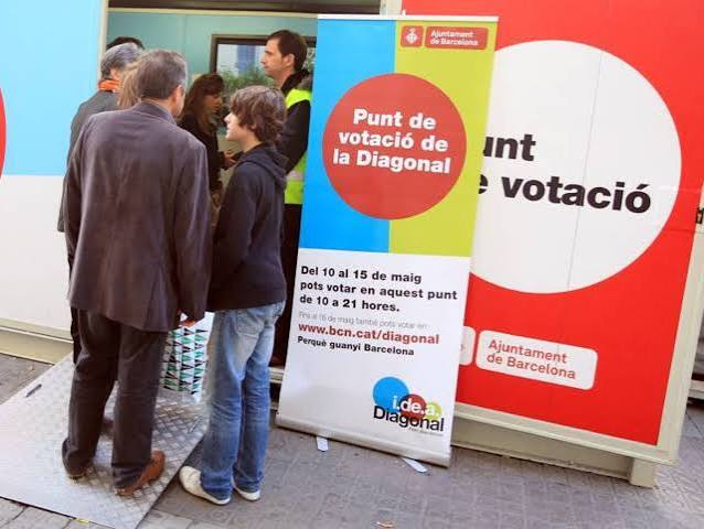 Las consultas de Colau se tambalean por los recursos del Gobierno y las empresas