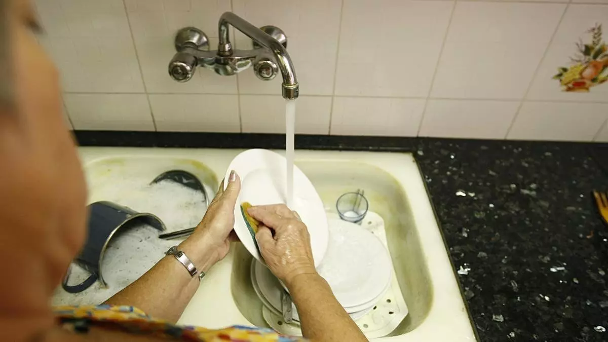 Dos recursos ponen en riesgo la primera 'multiconsulta' de Colau