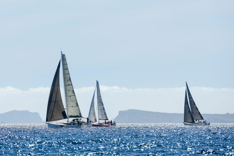 El Circuito Regatas Ausmar se acerca a su desenlace con dos regatas decisivas en las que la regularidad y la estrategia serán clave
