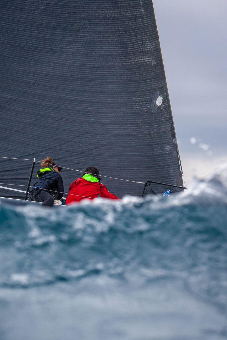 Veleros navegando en regata