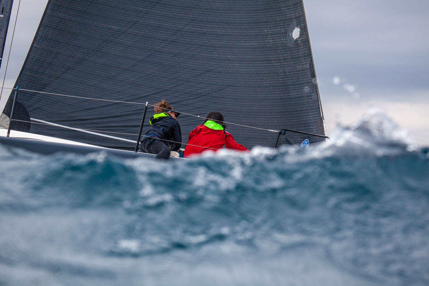 Veleros navegando en regata