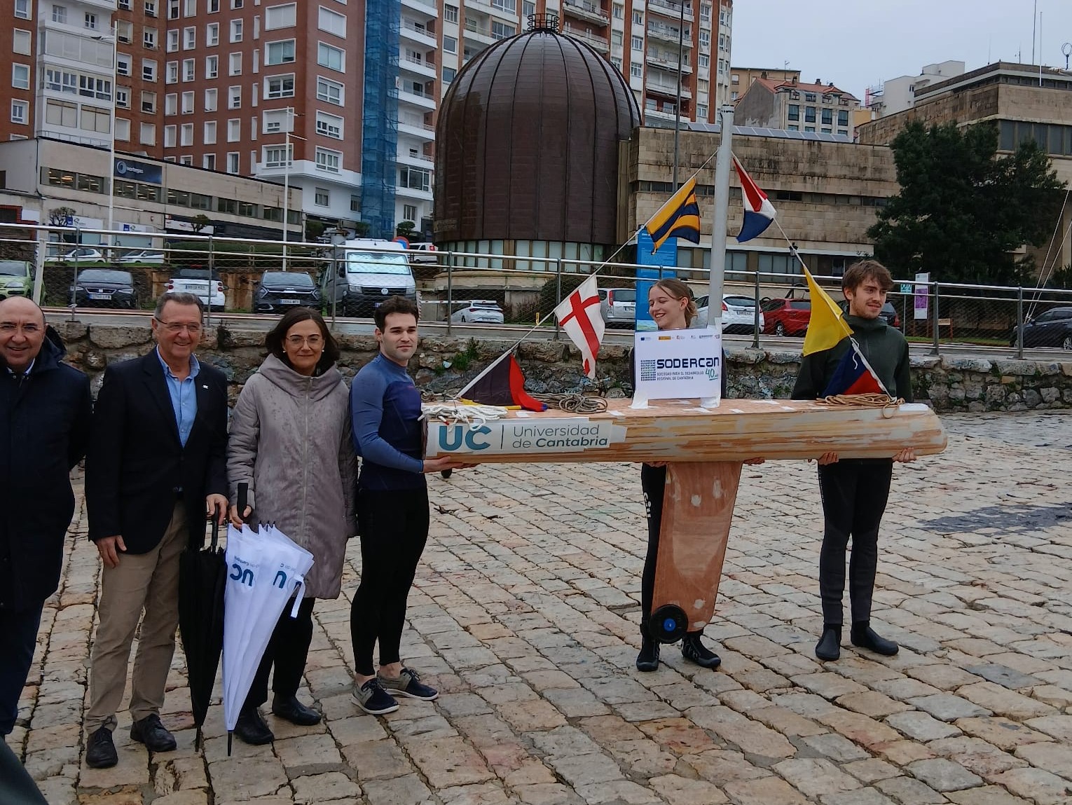 El equipo VAUCAN de la universidad de Cantabria bota su velero autónomo para participar en la primera regata de embarcaciones no tripuladas