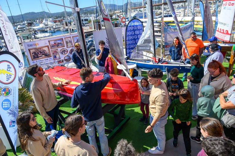 Veleros navegando en regata