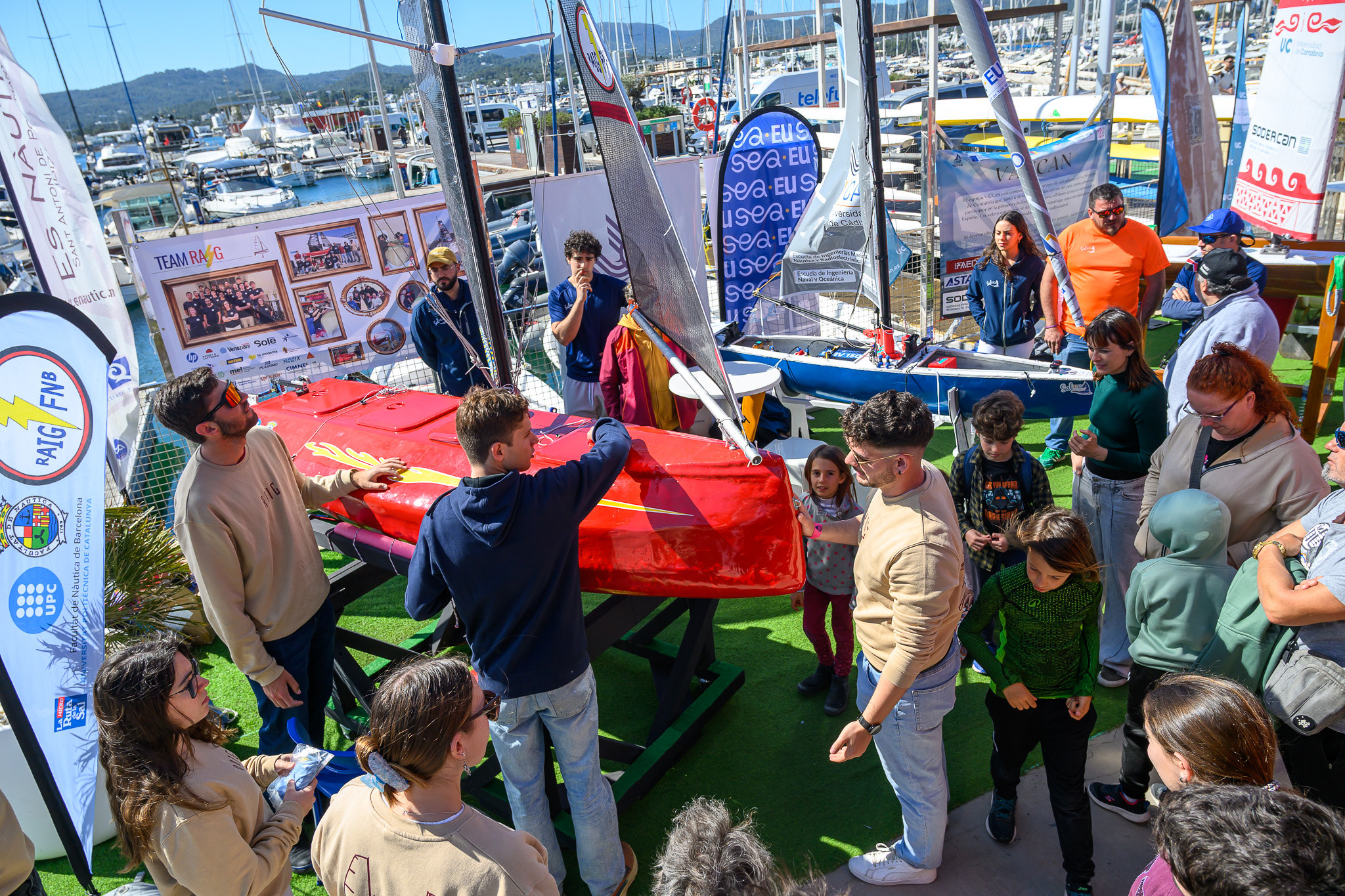 Veleros navegando en regata
