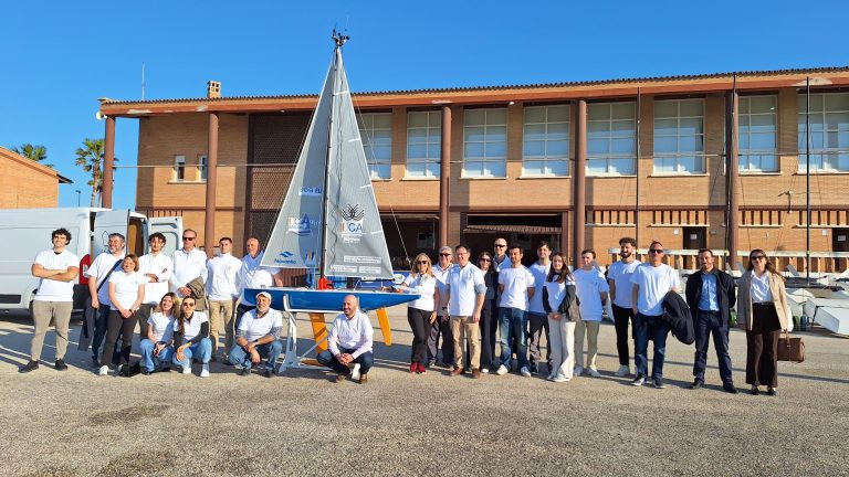 La Universidad de Cádiz presenta el ‘SalUCA’, su primer velero autónomo de alta tecnología para la navegación sin tripulación