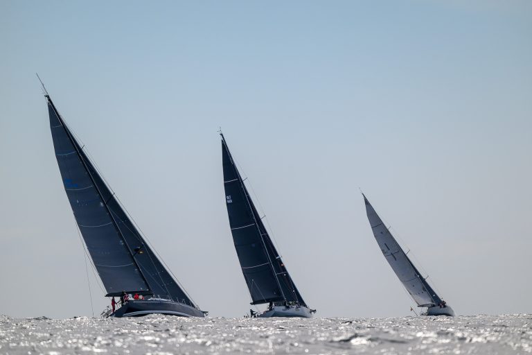 La Ruta de la Sal Rumbo Ibiza reunió a 140 barcos y cerca de 900 regatistas en un cruce marcado por condiciones duras, un duelo de gigantes en cabeza y registros cercanos al récord histórico