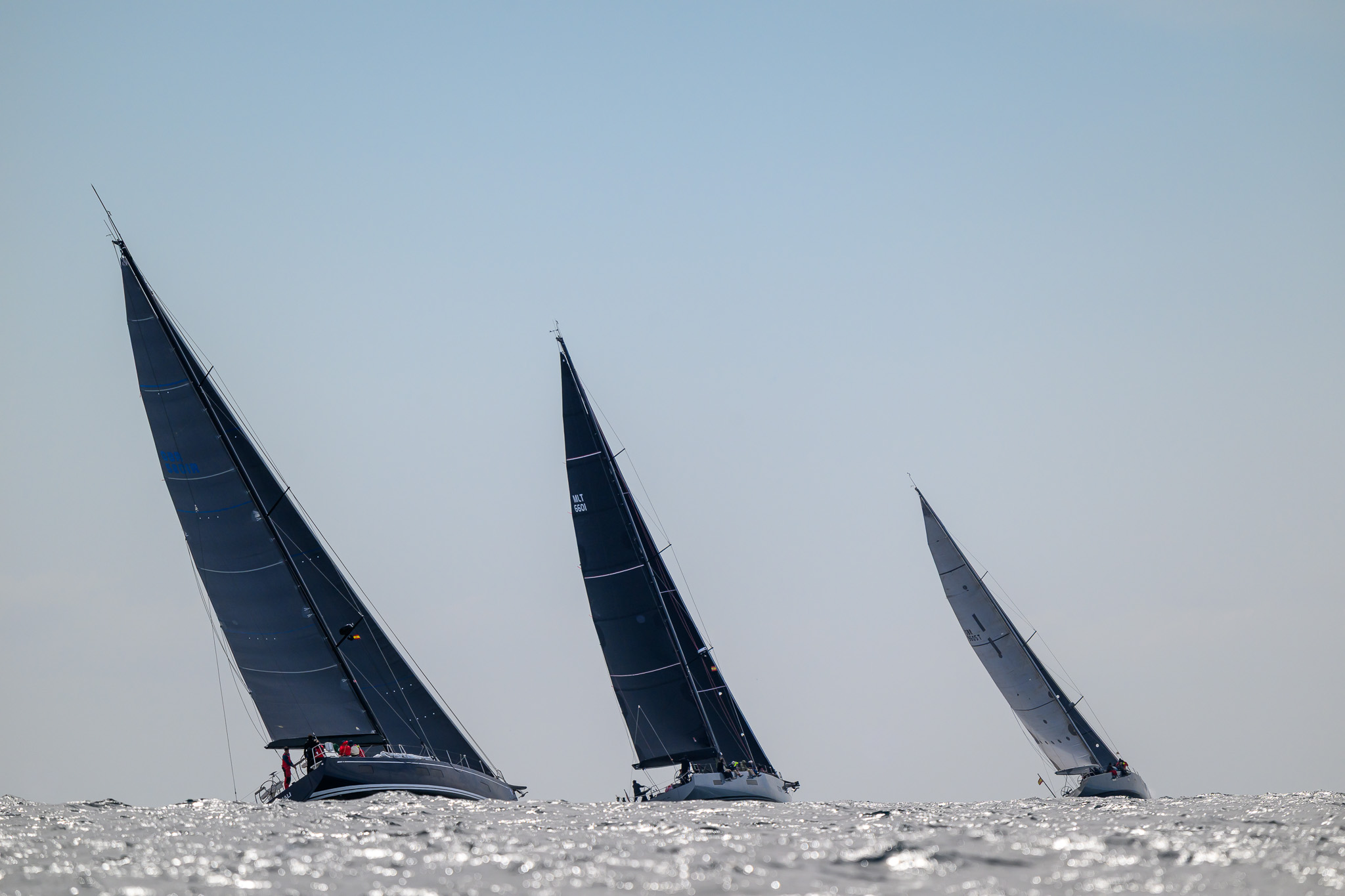 La Ruta de la Sal Rumbo Ibiza reunió a 140 barcos y cerca de 900 regatistas en un cruce marcado por condiciones duras, un duelo de gigantes en cabeza y registros cercanos al récord histórico