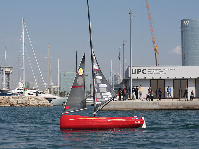El velero Raig FNB, durante las pruebas de navegación