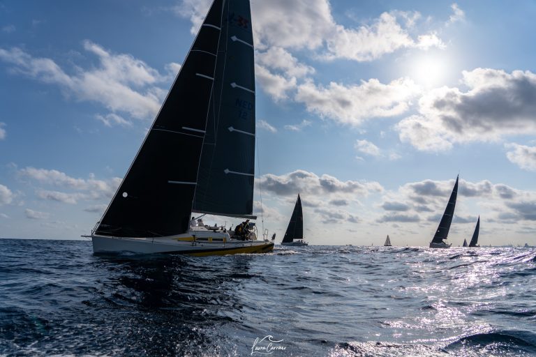 La regata de altura abre la VIII Golden Cup Badalona con 35 embarcaciones en la línea de salida