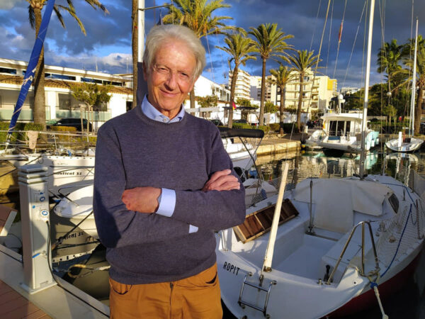 La vela de altura despide a Rafel Torrent, uno de sus grandes referentes, que relató su singladura en la regata Mil Millas en el libro “Más allá del horizonte”
