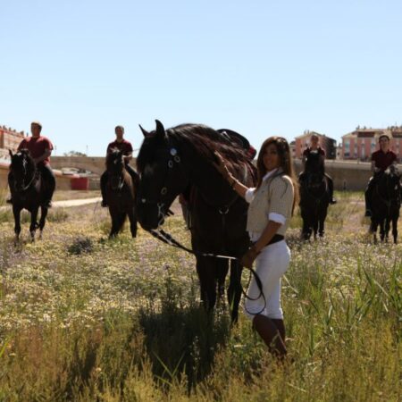 Entrevista a Marta González Tarruella, embajadora de la Menorca Horse Week 2026