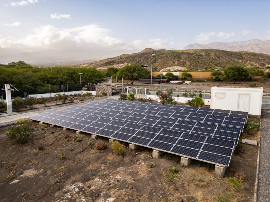 Infraestructures hídriques optimitzades amb tecnologia fotovoltaica. Impulso Solar va executar un projecte solar a la IDAM Porto Novo, a l’illa de Santo Antão, amb 55 kWp de potència.