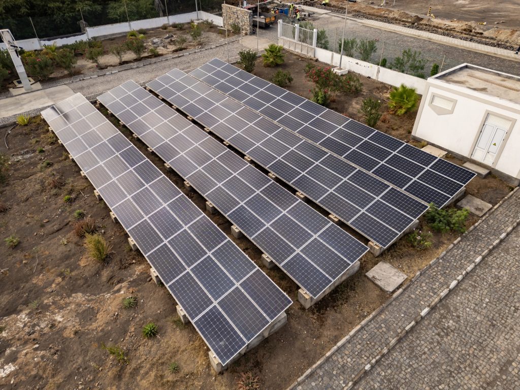 Infraestructures hídriques optimitzades amb tecnologia fotovoltaica. Impulso Solar va executar un projecte solar a la IDAM Porto Novo, a l’illa de Santo Antão, amb 55 kWp de potència.