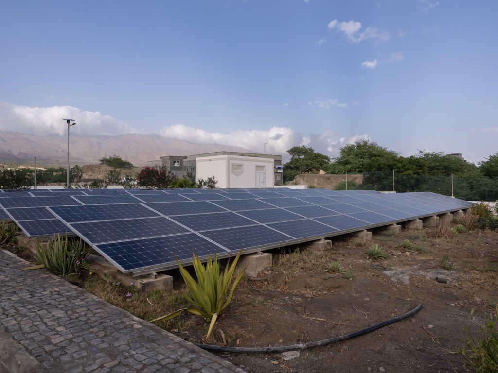 Infraestructures hídriques optimitzades amb tecnologia fotovoltaica. Impulso Solar va executar un projecte solar a la IDAM Porto Novo, a l’illa de Santo Antão, amb 55 kWp de potència.