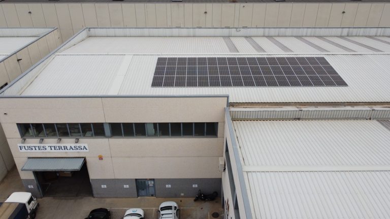 Instal·lació fotovoltaica d’autoconsum amb compensació d’excedents – Fustes Terrassa SA