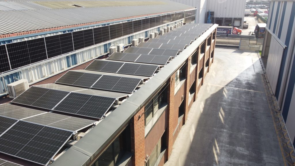 Instal·lació fotovoltaica a façana i coberta al port de Barcelona - 129,785 kWp