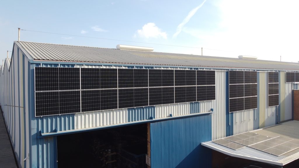 Instal·lació fotovoltaica a façana i coberta al port de Barcelona - 129,785 kWp
