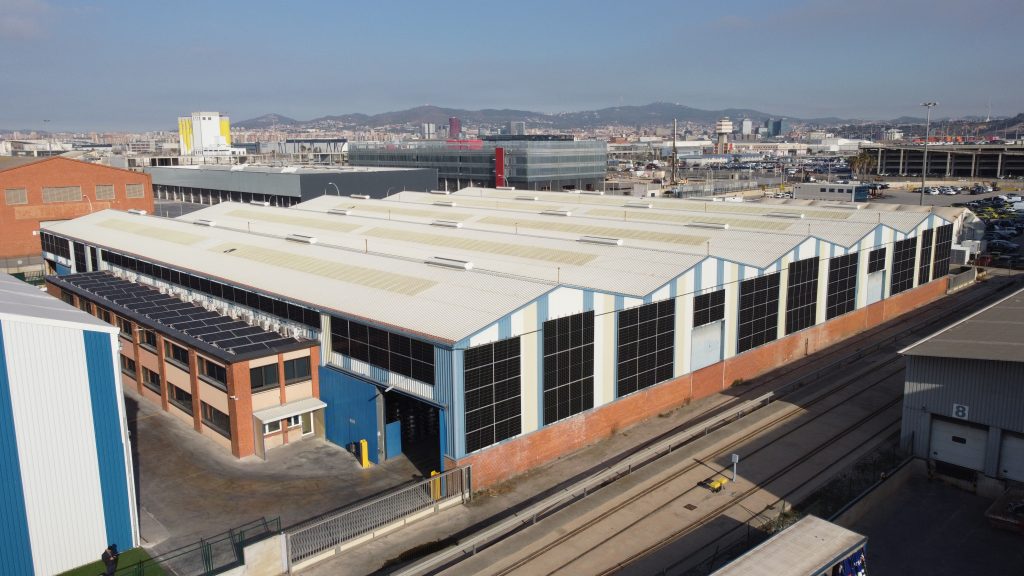 Instal·lació fotovoltaica a façana i coberta al port de Barcelona - 129,785 kWp