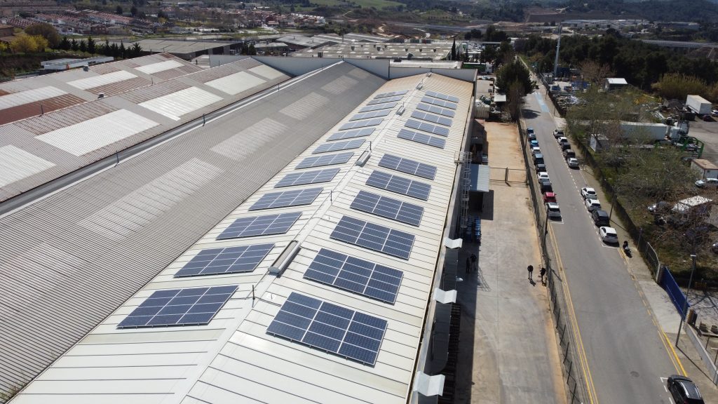 Instal·lació fotovoltaica en una nau industrial a Viladecavalls - 99 kWp