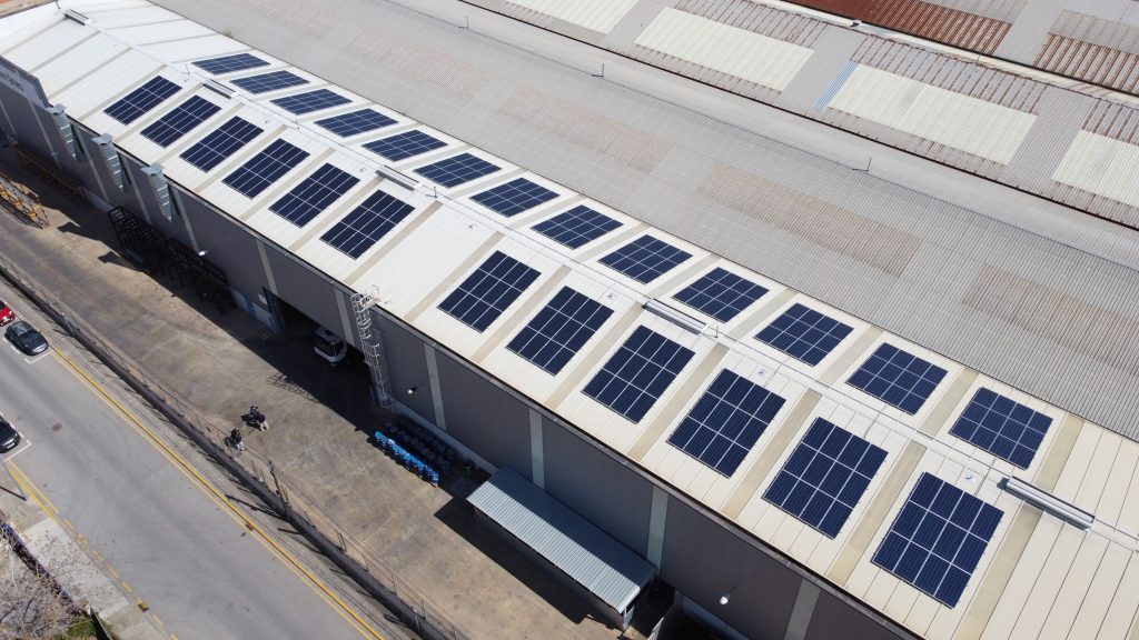 Instal·lació fotovoltaica en una nau industrial a Viladecavalls - 99 kWp