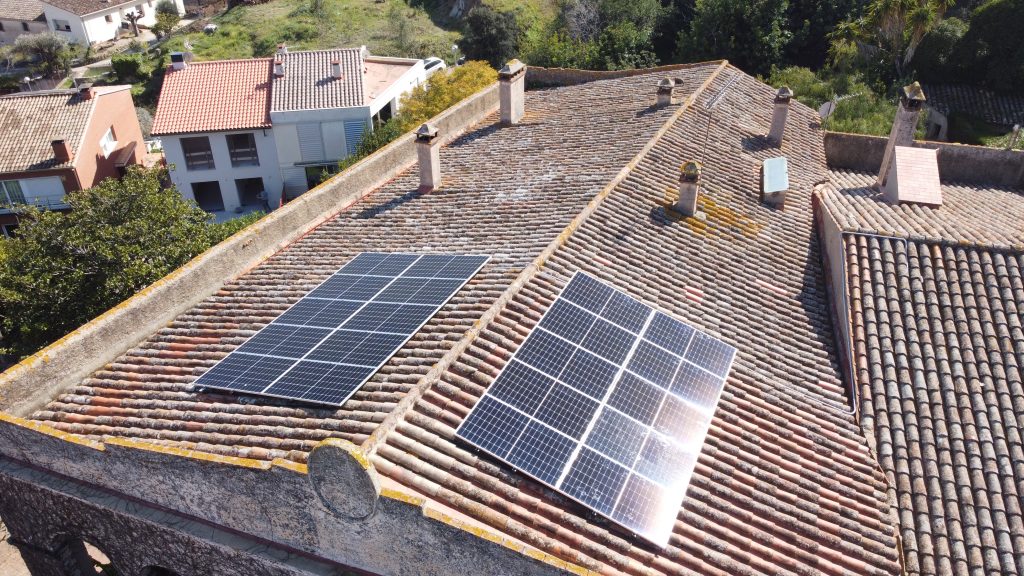 Descobreix com estalviar en la teva factura elèctrica. Instal·lació fotovoltaica d’una residència a Cabrera de Mar de 7,7 kWp