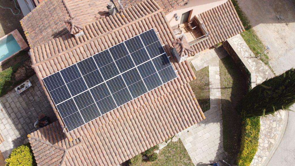 Residència a Seva amb instal·lació fotovoltaica de 5,390 kWp i un estalvi del 74 % en la seva factura elèctrica