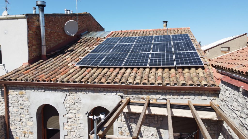 Residència a Cervera amb instal·lació fotovoltaica de 5,70 kWp i un estalvi del 34 % en la seva factura elèctrica