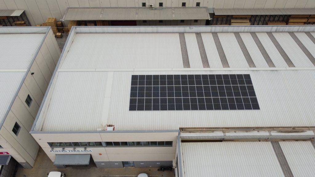 Instal·lació fotovoltaica a coberta d’una nau industrial a Terrassa, amb una potència de 23,21 kWp