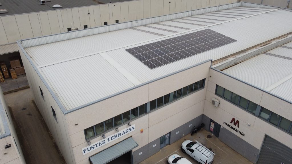 Instal·lació fotovoltaica a coberta d’una nau industrial a Terrassa, amb una potència de 23,21 kWp