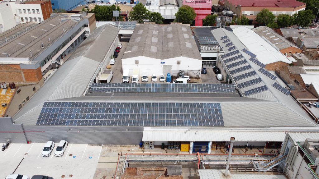 Instal·lació fotovoltaica a l’oficina comercial Romauto a Barcelona - 99 kWp