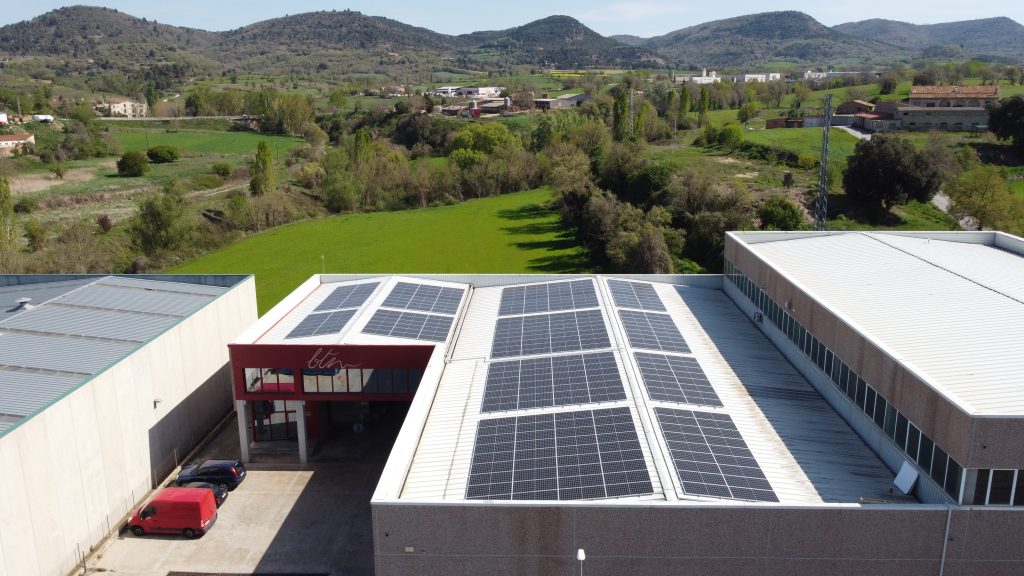 Instal·lació fotovoltaica a una nau industrial a Moià - 127,4 kWp