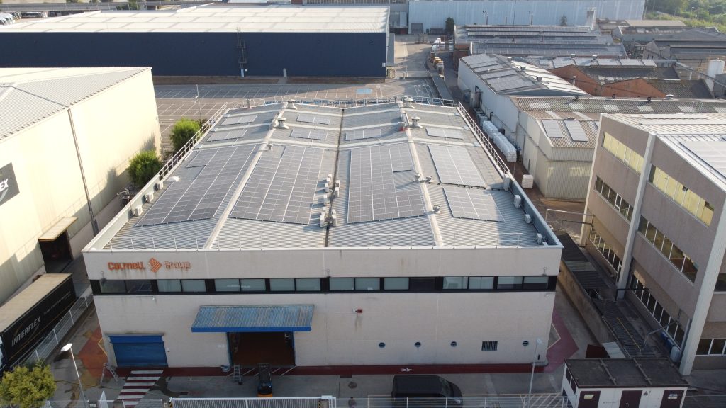 Instal·lació fotovoltaica a la coberta d’una nau industrial a Montcada i Reixac, amb una potència de 99,65 kWp