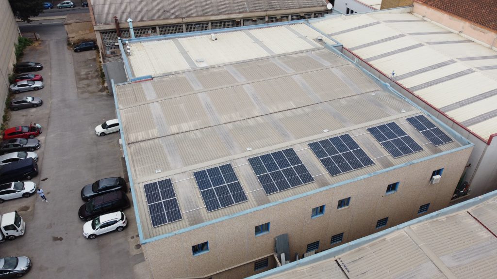 Instalación fotovoltaica en una nave industrial en Barcelona - 16,38 kWp kWp