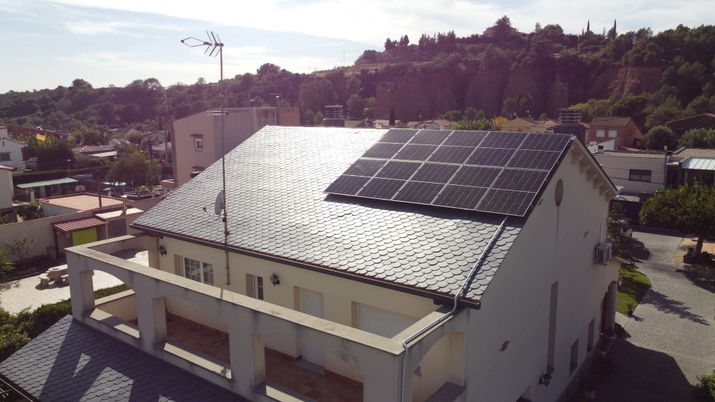 Instal·lació fotovoltaica en residència a Viladecavalls de 3,7 kWp amb emmagatzematge (5,12 kWh)