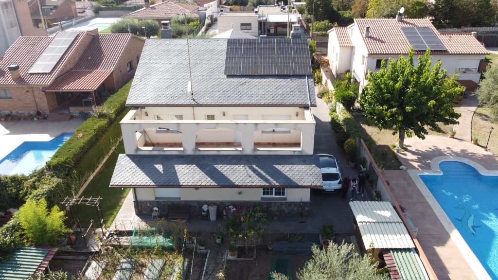 Instalación fotovoltaica en residencia en Viladecavalls de 3,7 kWp con almacenamiento (5.12 kWh)