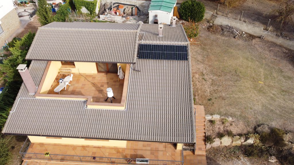 Instal·lació fotovoltaica en residència a Moià de 5,18 kWp amb emmagatzematge (9,6 kWh)