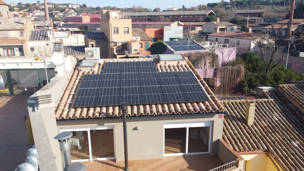 Residència a La Bisbal de Bages amb instal·lació fotovoltaica de 5,50 kWp i un sistema d’emmagatzematge de 5,55 kWh