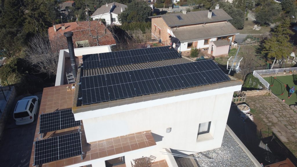 Instal·lació fotovoltaica en residència a Castellnou de Bages de 5,18 kWp amb emmagatzematge (9,6 kWh)
