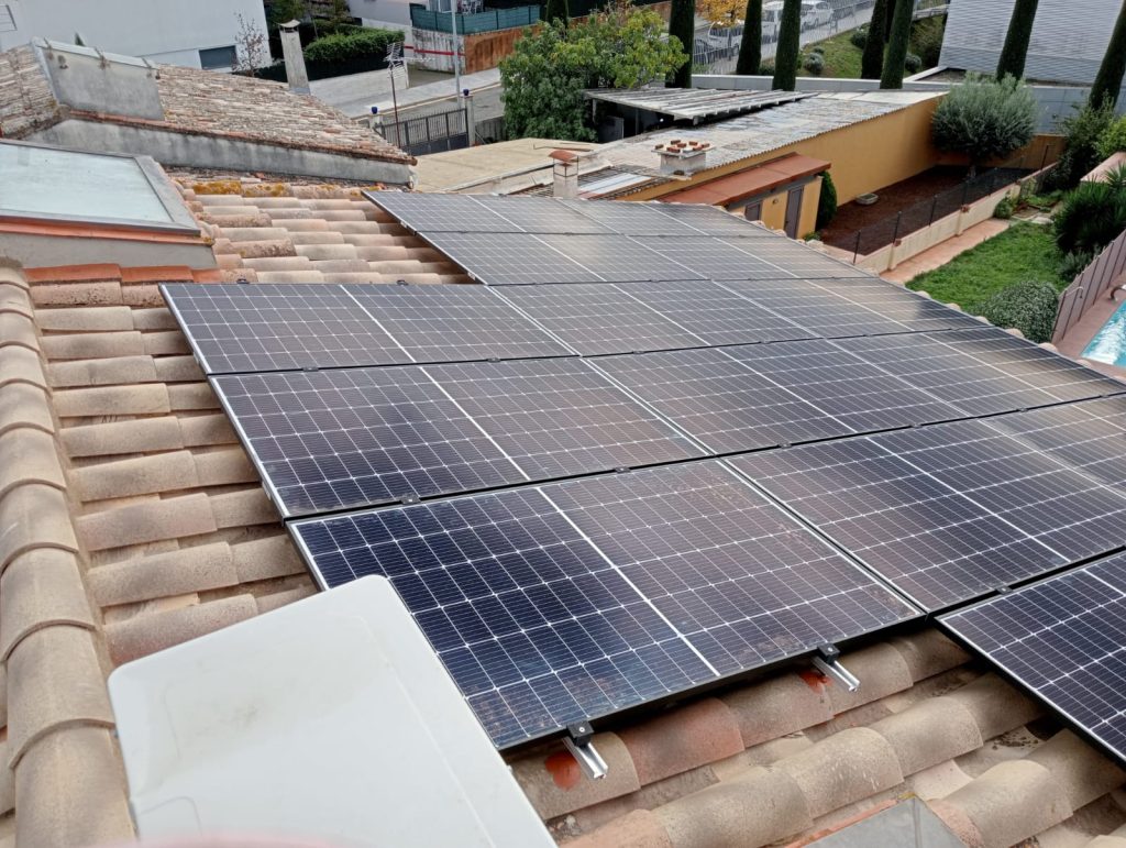 Residencia en Cervera con instalación fotovoltaica de 5,50 kWp y un sistema de almacenamiento de 11,04 kWh