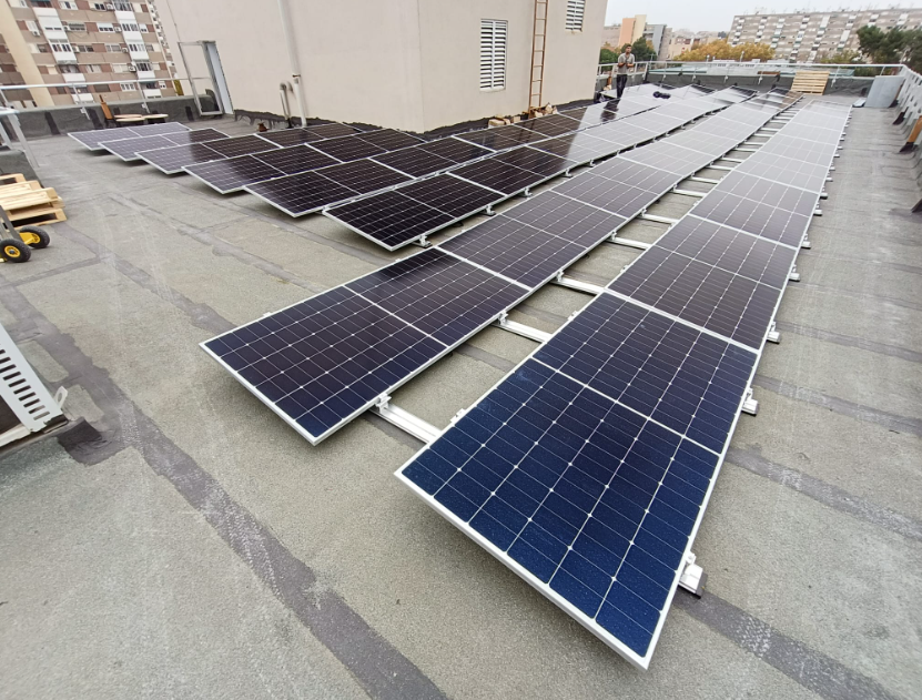 Instal·lació fotovoltaica en un centre de salut a Badia del Vallès, amb una potència de 70,18 kWp, executada per Impulso Solar