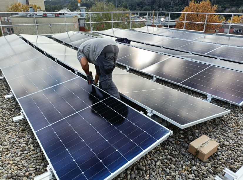 Instal·lació fotovoltaica en un centre de salut a Badia del Vallès, amb una potència de 70,18 kWp, executada per Impulso Solar