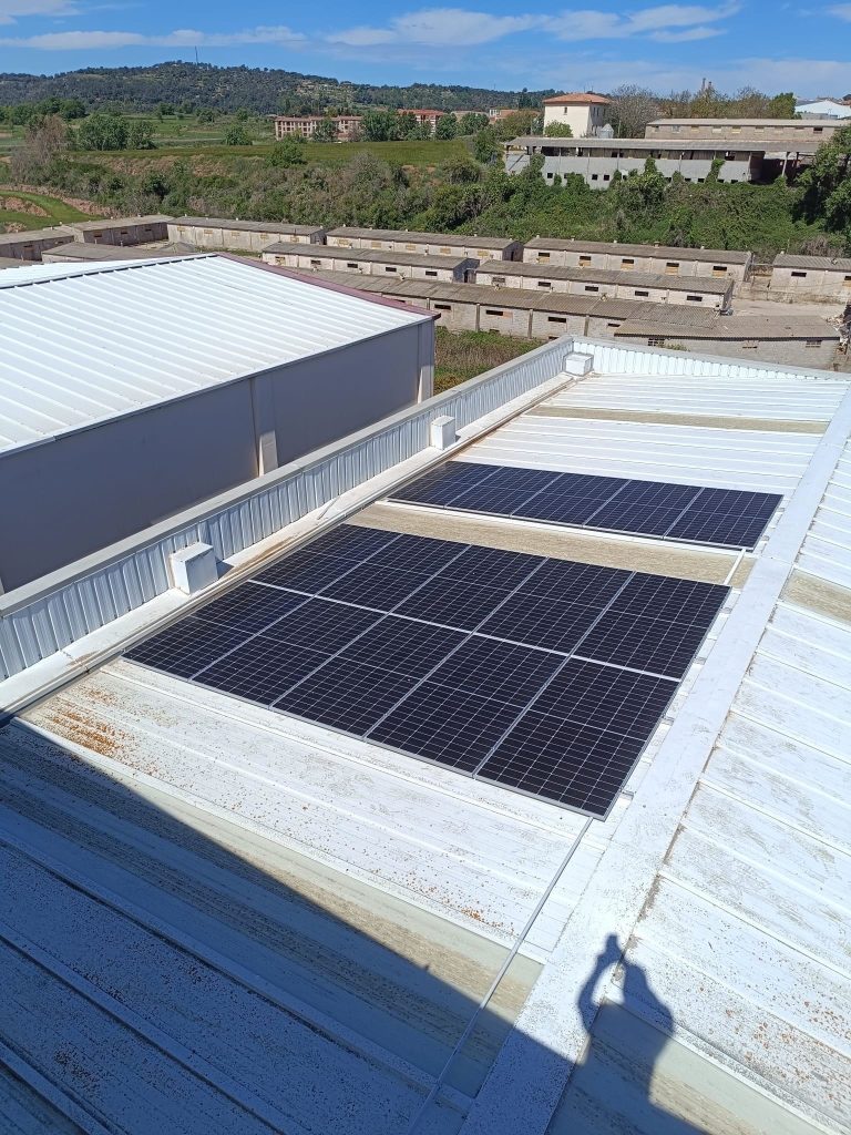 Gasolinera Rovira en Moià con instalación fotovoltaica de 21.715 kWp, ejecutada por Impulso Solar.