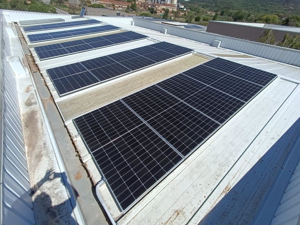 Gasolinera Rovira en Moià con instalación fotovoltaica de 21.715 kWp, ejecutada por Impulso Solar.
