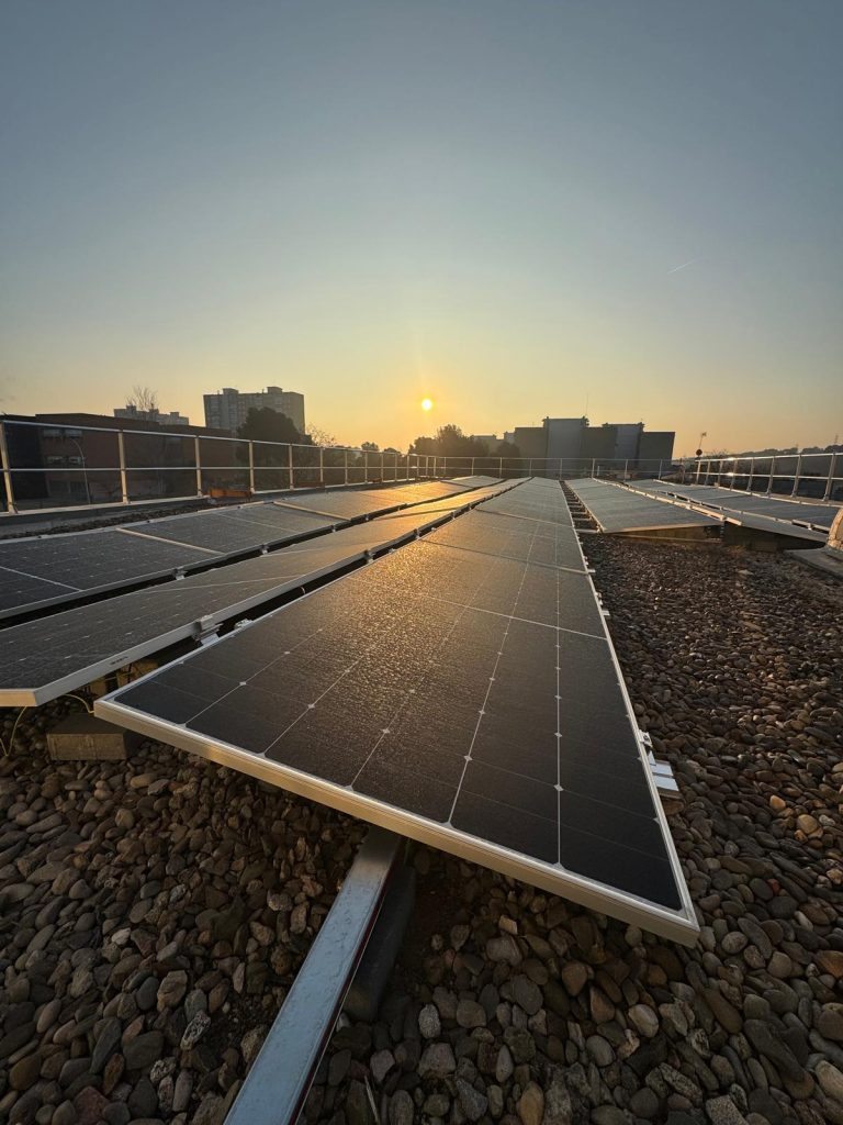 Instal·lació fotovoltaica en un centre de salut a Badia del Vallès, amb una potència de 70,18 kWp, executada per Impulso Solar