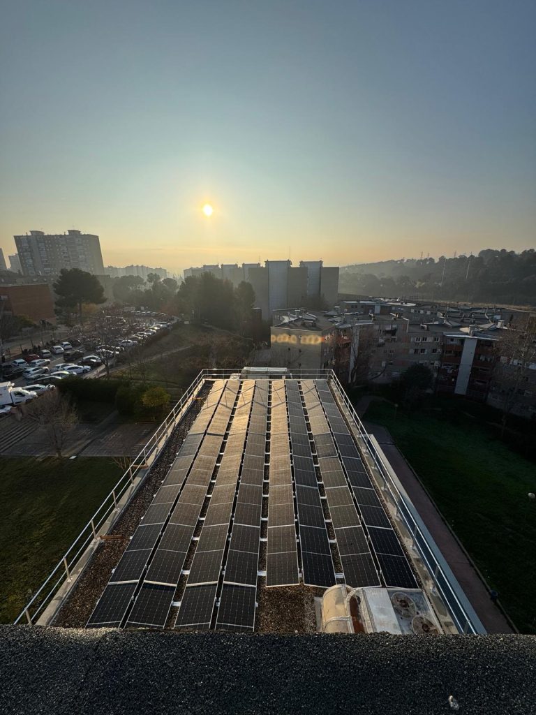 Instal·lació fotovoltaica en un centre de salut a Badia del Vallès, amb una potència de 70,18 kWp, executada per Impulso Solar