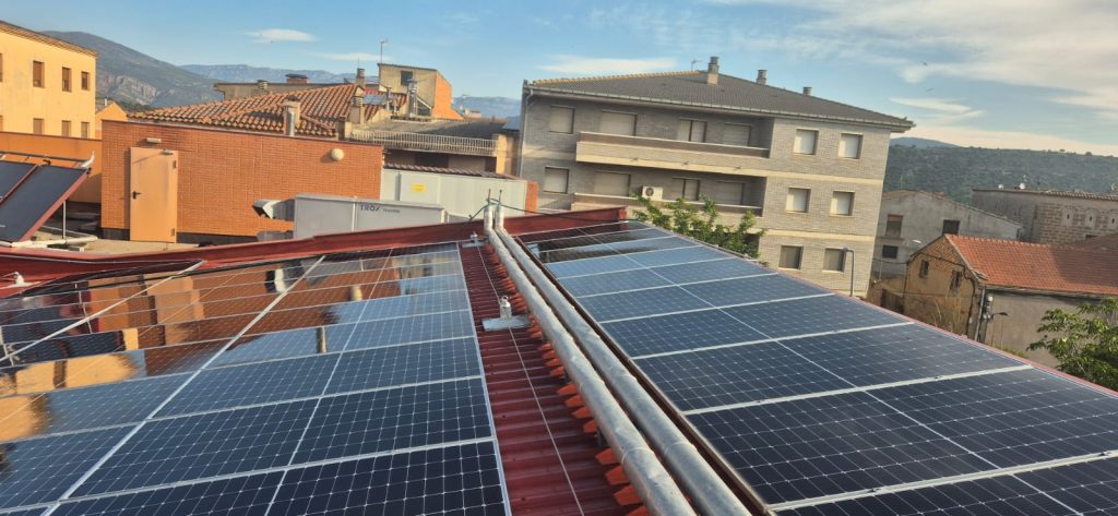 Instal·lació fotovoltaica al CAP d’Artesa de Segre, amb una potència de 22,54 kWp, executada per Impulso Solar
