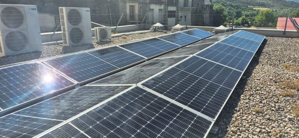 Instal·lació fotovoltaica en un centre de salut a La Pobla de Segur, amb una potència de 19,32 kWp, executada per Impulso Solar