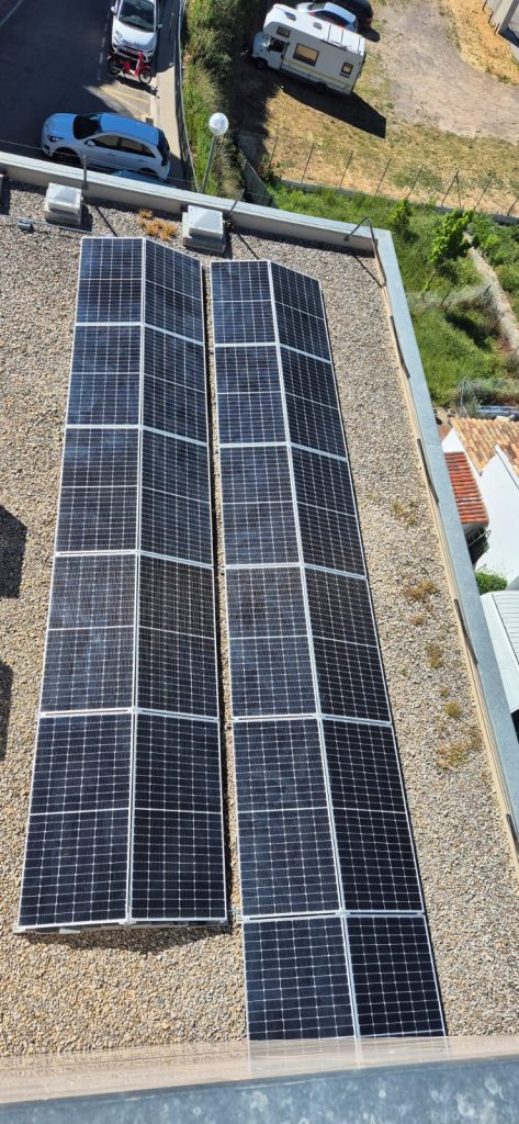 Instal·lació fotovoltaica en un centre de salut a La Pobla de Segur, amb una potència de 19,32 kWp, executada per Impulso Solar