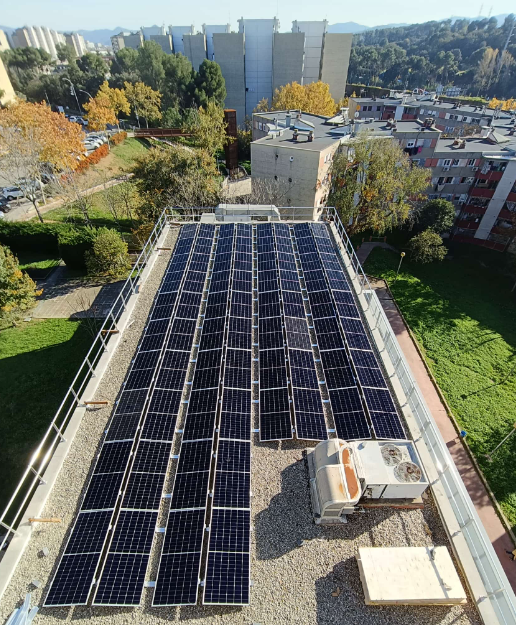 Instal·lació fotovoltaica en un centre de salut a Badia del Vallès, amb una potència de 70,18 kWp, executada per Impulso Solar
